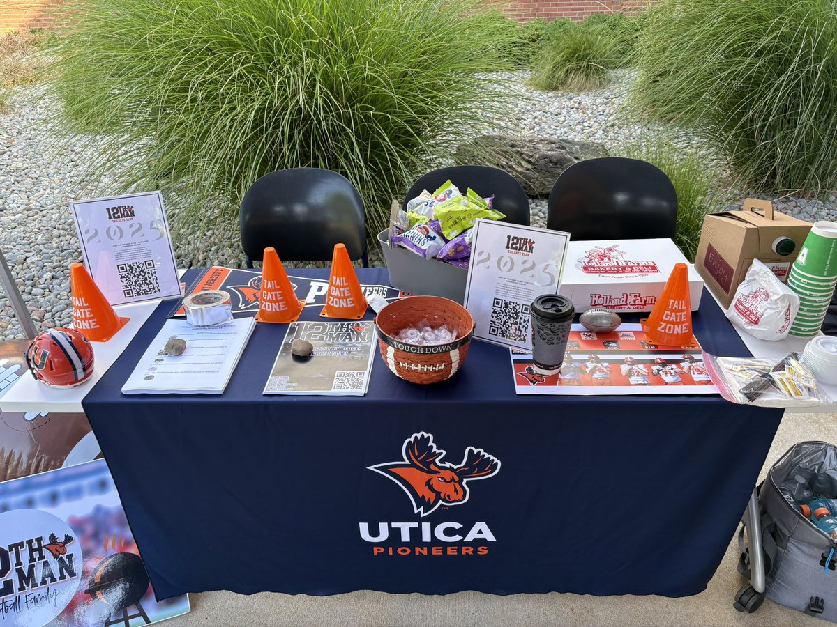 Utica_Football's tweet image. Now that is a Welcoming Committee! #UNCOMMON #FearTheMoose