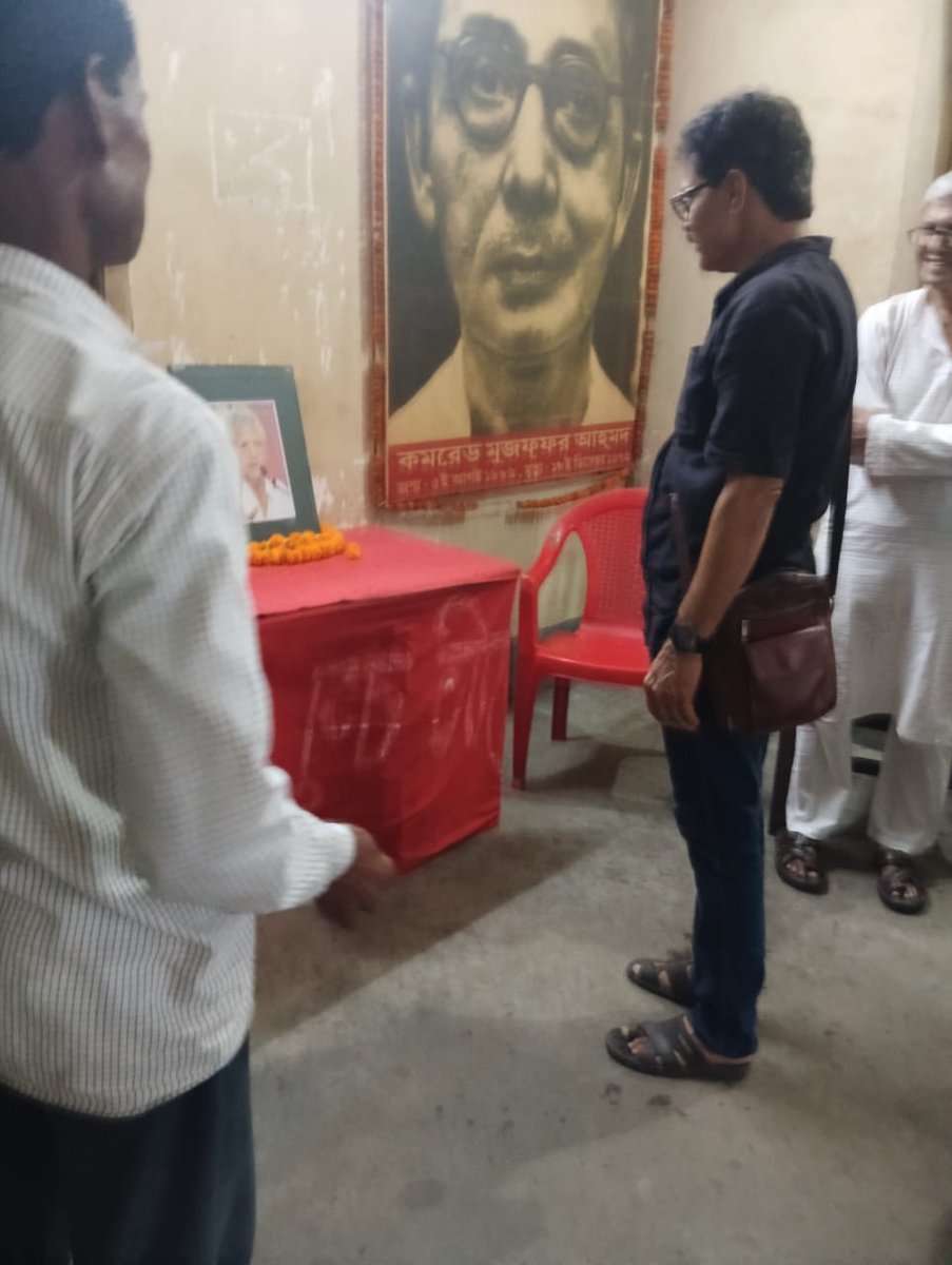 আজ জেলা দপ্তরে প্রয়াত সাধারণ সম্পাদক কমরেড সীতারাম ইয়েচুরির জন্মদিনে তাঁর প্রতিকৃতিতে মালা দিয়ে শ্রদ্ধা জানান জেলা সম্পাদক দেবলীনা হেমব্রম, রাজ্য কমিটির সদস্য অজিত পতি সহ জেলা কমিটির অন্যান্য নেতৃত্ব ও কর্মীরা।