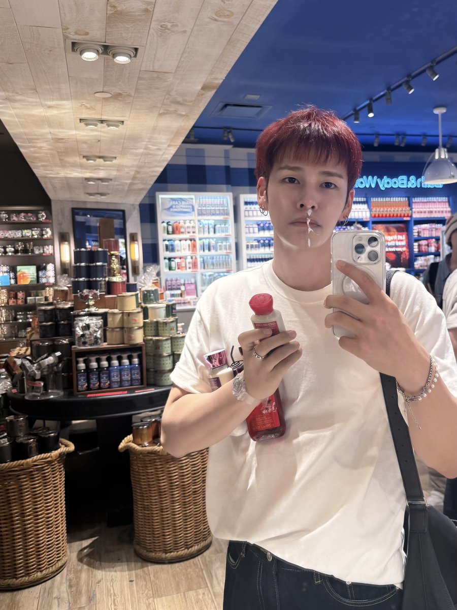 mogurimz's tweet photo. 250813 🐺🫧

: i said i bought body wash &amp; lotion that day right?
: there was sample for each scent, so i smelled them before choosing
: but since i already applied them on all of my hands, i was worried the scents would mix
: so i chose by smelling them up close to my nose

??😭 https://t.co/tDIseIRESm