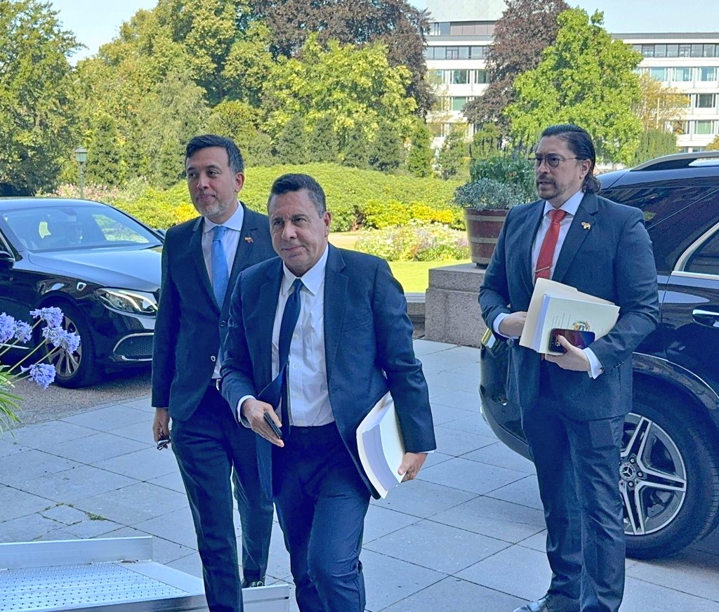 h_constant's tweet image. Fue entregado en la @CIJ_ICJ un nuevo documento que contiene numerosas pruebas y evidencias que demuestran el pretendido despojo de la potencia colonialista británica y los Estados Unidos contra Venezuela, y la superación del laudo arbitral fraudulento por el Acuerdo de Ginebra…