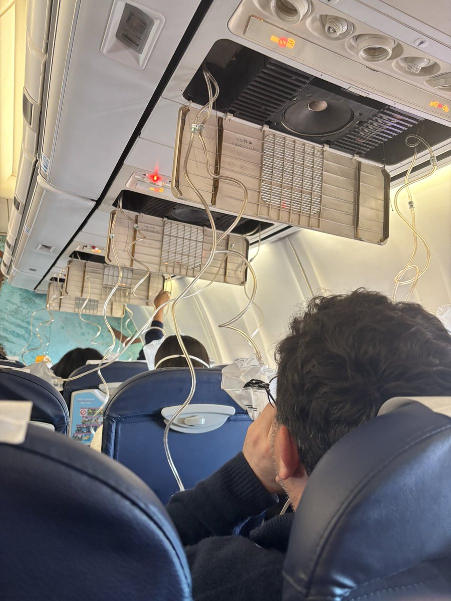 Markmidds's tweet photo. @Runway_Report12 I was on this flight was very scary. https://t.co/nmluZgn5Nv