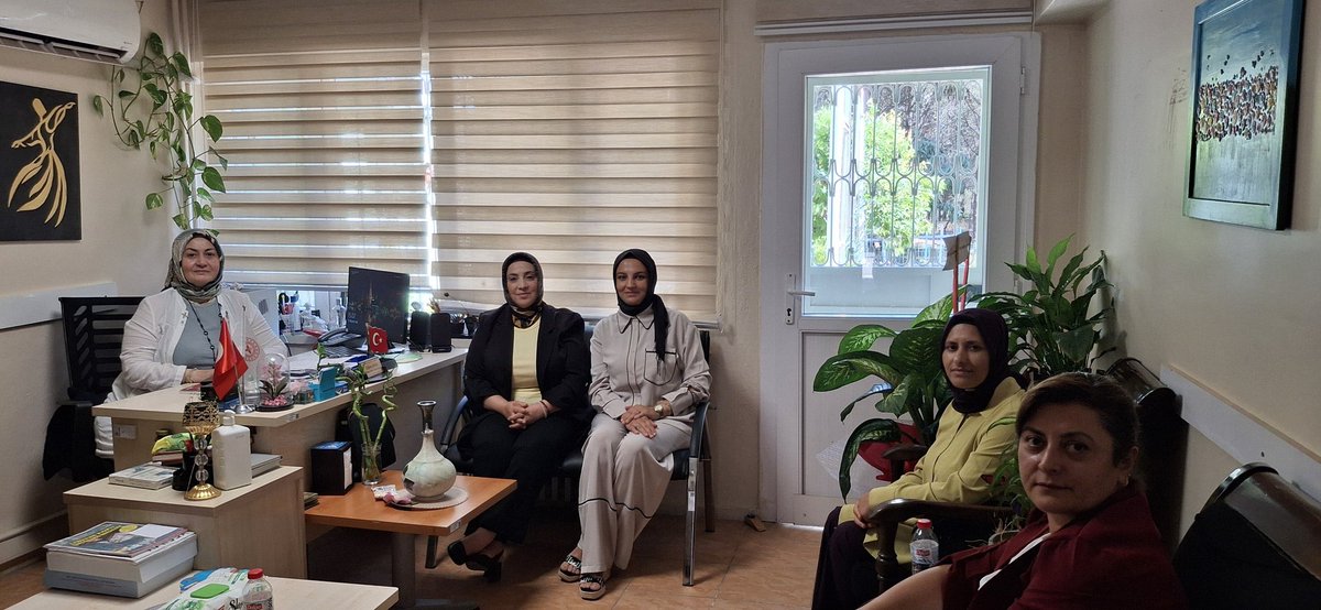 İlçe Kadın Kolları Başkanımız Sn Nevruz Doğan ve Başkan Yardımcıları ile  Ruh Sağlığı Destek ve Kalite Hizmetleri Müdürü Sn.Çiğdem Aktaş Hanımı Ziyaret Ettiler .Güler Yüzü Hoş Sohbeti ve Misafirperverliği İçin Çok Teşekkür Ederiz <a href="/abdullahdogru01/">Abdullah Doğru</a> <a href="/farukaytek/">Faruk Aytek</a> <a href="/Hacer_Soylemez1/">Hacer Söylemez</a>