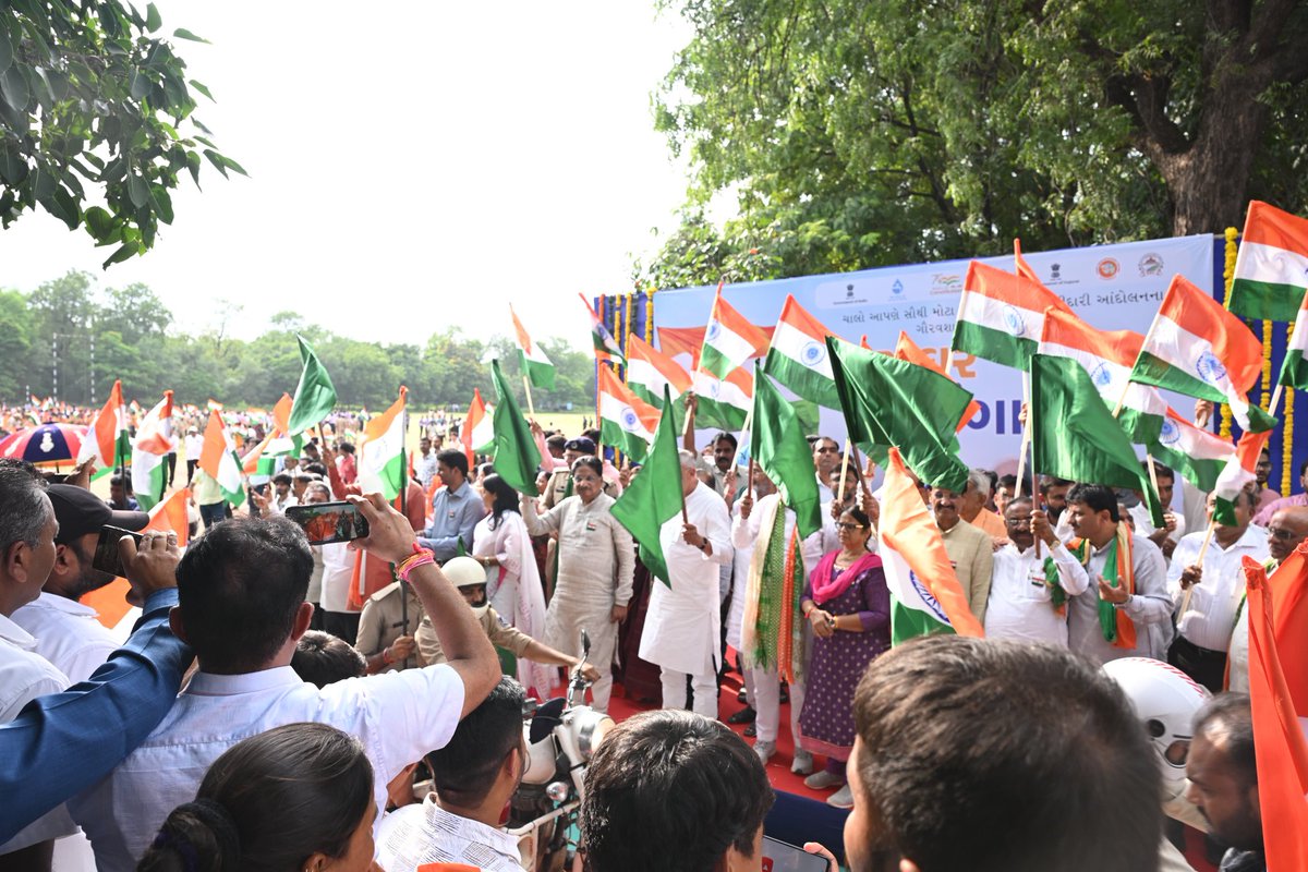 Rushikesh Patel (@irushikeshpatel) on Twitter photo 🇮🇳દેશભક્તિ અને રાષ્ટ્ર ગૌરવની યાત્રા તિરંગાયાત્રા🇮🇳
હર ઘર તિરંગા, હર ઘર સ્વચ્છતા અભિયાન અભિયાન અંતર્ગત આજે મહેસાણા જિલ્લામાં ભવ્યાતિભવ્ય તિરંગાયાત્રામાં સૌ નાગરિકો સાથે સહભાગી થવાનો અવસર મળ્યો.
માનનીય વડાપ્રધાનશ્રી <a href="/narendramodi/">Narendra Modi</a> સાહેબના નેતૃત્વમાં દેશભરમાં તિરંગાયાત્રા નીકળી 🇮🇳દેશભક્તિ અને રાષ્ટ્ર ગૌરવની યાત્રા તિરંગાયાત્રા🇮🇳
હર ઘર તિરંગા, હર ઘર સ્વચ્છતા અભિયાન અભિયાન અંતર્ગત આજે મહેસાણા જિલ્લામાં ભવ્યાતિભવ્ય તિરંગાયાત્રામાં સૌ નાગરિકો સાથે સહભાગી થવાનો અવસર મળ્યો.
માનનીય વડાપ્રધાનશ્રી <a href="/narendramodi/">Narendra Modi</a> સાહેબના નેતૃત્વમાં દેશભરમાં તિરંગાયાત્રા નીકળી