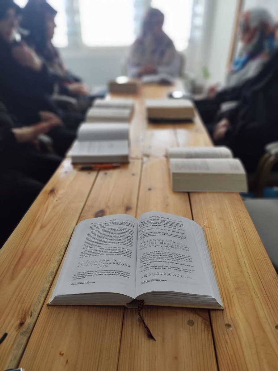 “İlim öğrenmek için yola koyulan kişiye, Allah cennete giden yolu kolaylaştırır.” 
(Tirmizi)

Hadis Okumalarının 6. Haftasının  müzakeresini gerçekleştirmek için bir araya geldik. 

Rabbimiz okuduklarımızı anlamayı ve yaşamayı nasip etsin.

📍Gaziosmanpaşa 

HadisOku SünnetleYaşa