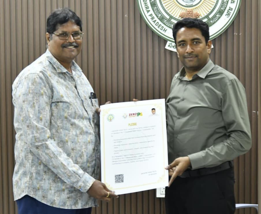 Collectorntr's tweet photo. Date : 12th Aug, 2025
Place : Collectorate, NTR District
NTR District Collector Dr. G. Lakshmisha IAS, appreciated Gayathri Voda Tech, Krishna Engineering Works & Devi New Life Pvt. Ltd on adopting #BangaruKutumbalu under innovative #P4initiative to provide quality education, skill development, livelihood opportunities, and healthcare in achieving #Swarnandhra2047
#NTRDistrict #ZeroPovertyP4 #SocialResponsibility #EradicatePoverty #TransformingLives