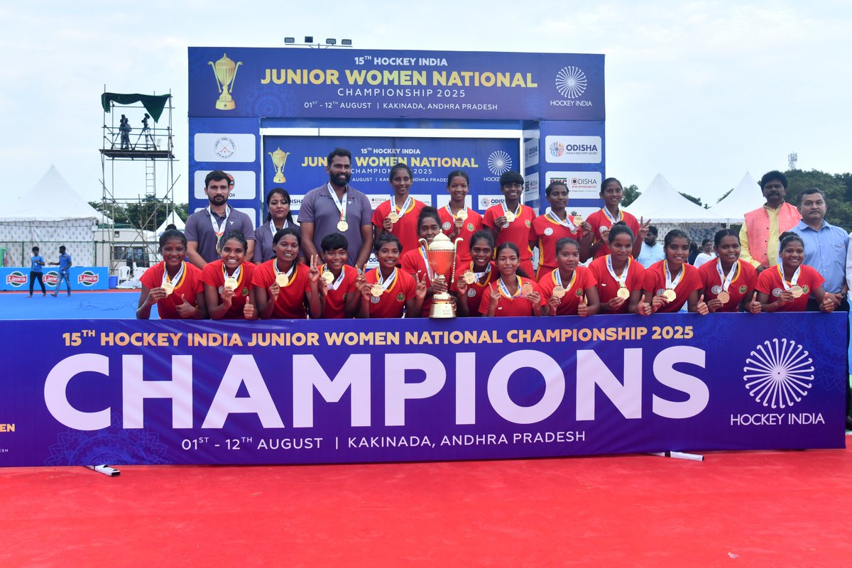 కాకినాడలో నిర్వహించిన 15వ నేషనల్ జూనియర్ మహిళల హాకీ ఛాంపియన్షిప్ పోటీలు,ఈ రోజు సాయంత్రం జిల్లా క్రీడాప్రాధికార సంస్థ మైదానంలోని ఆస్ట్రోటర్ఫ్ హాకీ ఫీల్డులో ముగింపు కార్యక్రమంలో పాల్గొని,క్రీడాకారులు ఉద్దేశించి మాట్లాడి,బహుమతులు ప్రధానం చేసిన జిల్లా SP శ్రీ G. #BinduMadhavIPS గారు