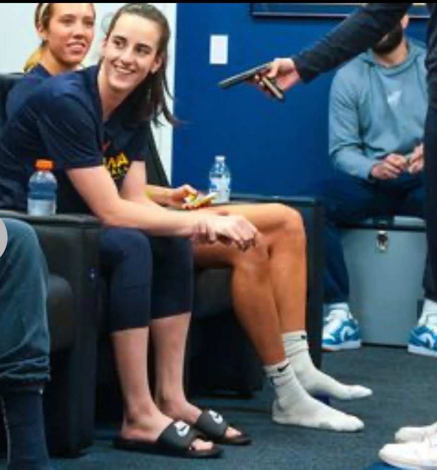 Caitlincla10160's tweet photo. Love when she got her beautiful toes out size 10.5 sucks Hull is wearing socks love you Caitlin I want to sniff kiss and worship your perfect feet 🦶 https://t.co/sLi6W6CLNK
