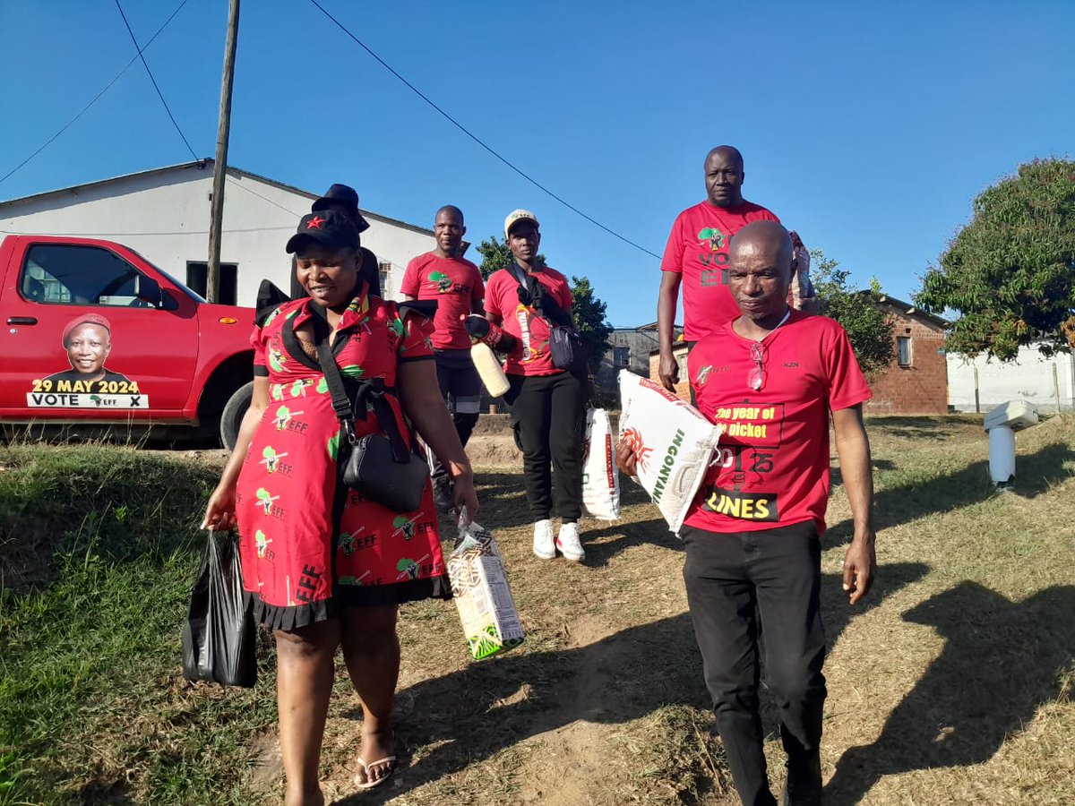 EFFKZN's tweet photo. ♦️In Pictures♦️

EFF Mandeni SRILC Members today donated groceries to an indigent family from Ward 13, after identifying them while conducting a door -to-door campaign in the area.

The EFF is going back to the ground to reclaim its identity .

#UmuntuEmntwini https://t.co/CAGiYkqwo0