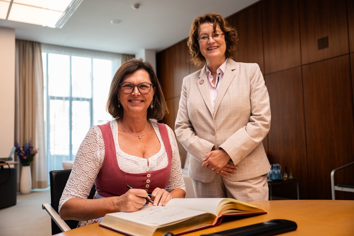 Bremische Bürgerschaft (@hbbuergerschaft) on Twitter photo Servus! <a href="/a_grotheer/">Antje Grotheer</a> empfängt <a href="/IlseAigner/">Ilse Aigner</a> in der Bremischen Bürgerschaft. Auf dem Weg zur Sail Bremerhaven 2025 reist Bayerns Landtagpräsidentin in den Hohen Norden und heute noch weiter zur Fregatte Bayern. Schiff Ahoi! #Bremen #Bayern #Sail Servus! <a href="/a_grotheer/">Antje Grotheer</a> empfängt <a href="/IlseAigner/">Ilse Aigner</a> in der Bremischen Bürgerschaft. Auf dem Weg zur Sail Bremerhaven 2025 reist Bayerns Landtagpräsidentin in den Hohen Norden und heute noch weiter zur Fregatte Bayern. Schiff Ahoi! #Bremen #Bayern #Sail