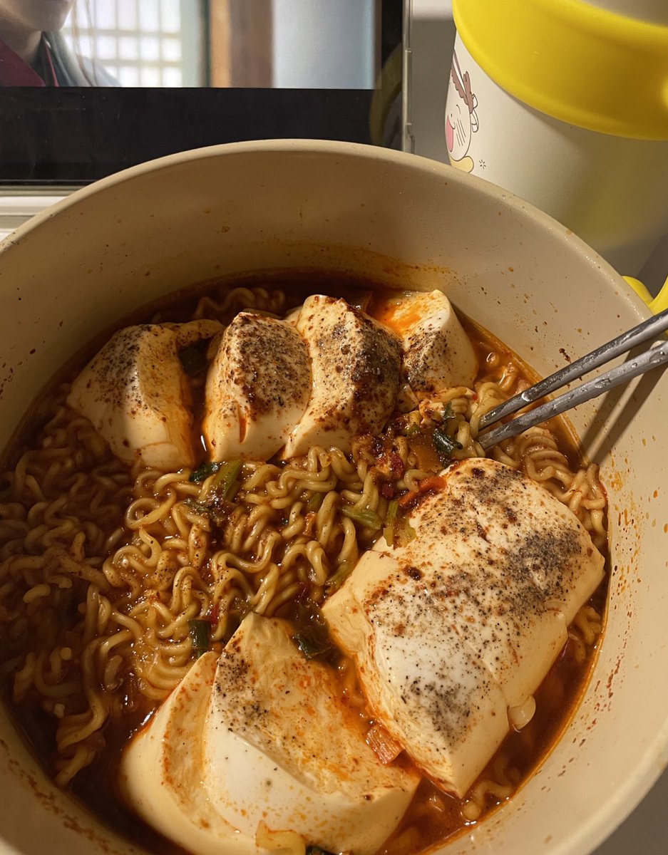 야식먹기 딱 좋은 시간이죠..
다들 순두부 열라면은 어때요