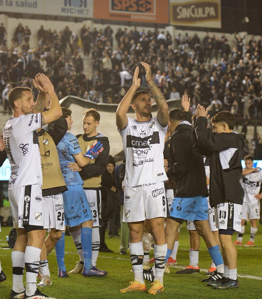 Hermosa noche en casa , gracias por el aguante vamos todos juntos hasta el final ⚪️⚫️⚔️