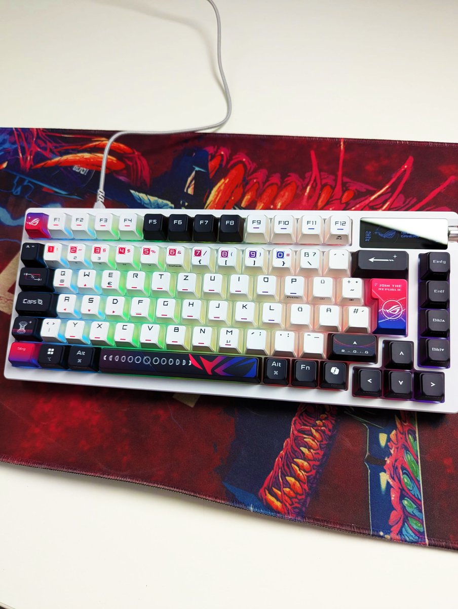 DerDummbabblerK's tweet photo. (AD) ROG Azoth X – ein geiles Teil, noich? @ASUS Halbtransparente Keycaps, OLED-Display, FR4-Plate & Silikon-Handballenauflage + South-Facing PCB für leichten Keycap-Wechsel. Giveaway im Video dazu. #asusrog #gamingtastatur #tastatur #rogazothx #gamingsetup #giveaway #ROGAzothX https://t.co/UZE1jpYz63