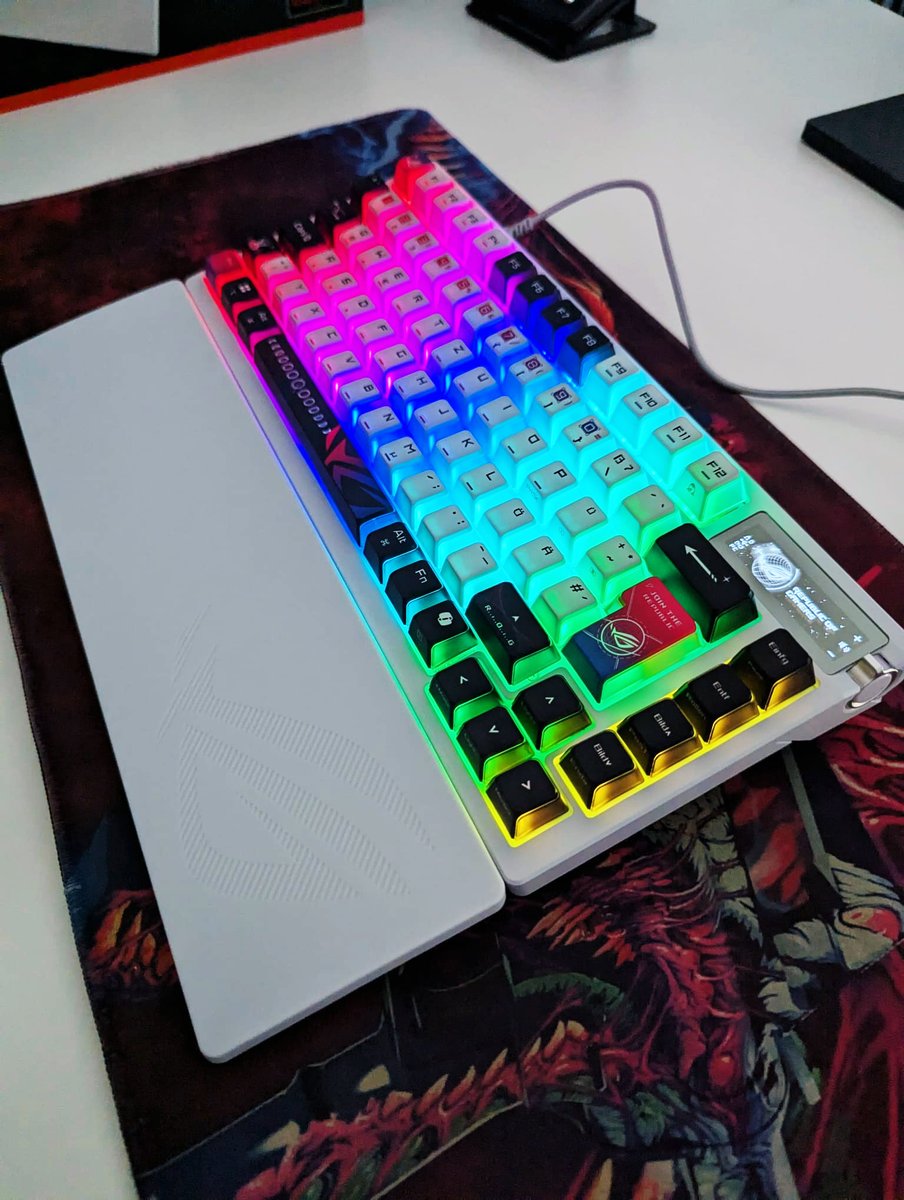 DerDummbabblerK's tweet photo. (AD) ROG Azoth X – ein geiles Teil, noich? @ASUS Halbtransparente Keycaps, OLED-Display, FR4-Plate & Silikon-Handballenauflage + South-Facing PCB für leichten Keycap-Wechsel. Giveaway im Video dazu. #asusrog #gamingtastatur #tastatur #rogazothx #gamingsetup #giveaway #ROGAzothX https://t.co/UZE1jpYz63