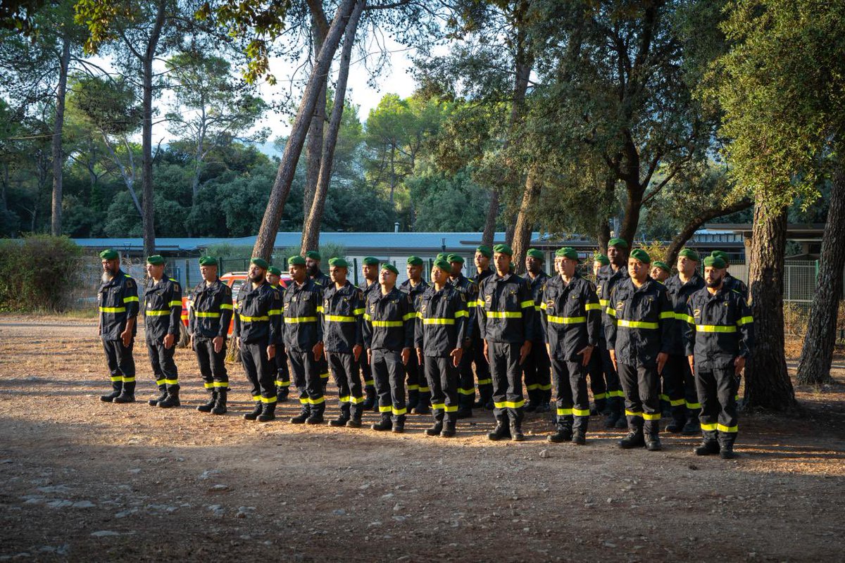 Cdc_13eDBLE's tweet image. [#FeuxDeForêt]

🟢🔴 Sous court préavis, la #13DBLE a déployé sa section d’alerte Héphaïstos pour appuyer la lutte contre les incendies dans le Sud de la France.

🔥 Les cadres de la Brigade Militaire de la Sécurité Civile (BMSC) forment actuellement les légionnaires au 7e