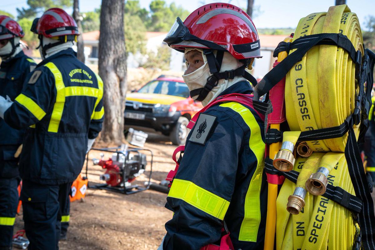 Cdc_13eDBLE's tweet image. [#FeuxDeForêt]

🟢🔴 Sous court préavis, la #13DBLE a déployé sa section d’alerte Héphaïstos pour appuyer la lutte contre les incendies dans le Sud de la France.

🔥 Les cadres de la Brigade Militaire de la Sécurité Civile (BMSC) forment actuellement les légionnaires au 7e