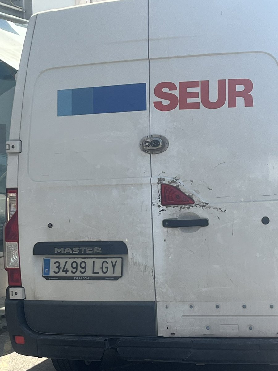 MariNosea's tweet photo. Como no puedo contactar con @SEUR por ningún medio aprovecho este para denunciar a este conductor que ha estado apunto de estamparme con la pared al salir de mi casa ya que iba a más de 30 subido por el bordillo y no había ni hueco para salir.
@SEUR_responde https://t.co/MtF5sbHgYe