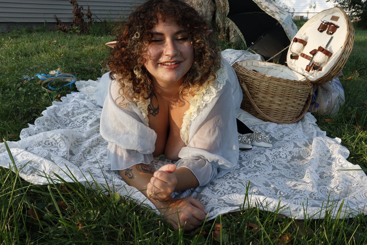 sorryimalanis's tweet photo. Fairy picnic :3 https://t.co/f2ffO58Yma