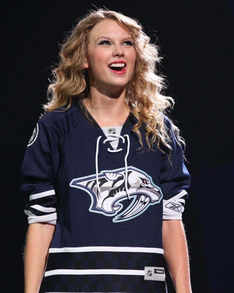 PredsNHL's tweet photo. Such a nice color on you, @taylorswift13 💙 https://t.co/ZzZtWi2424