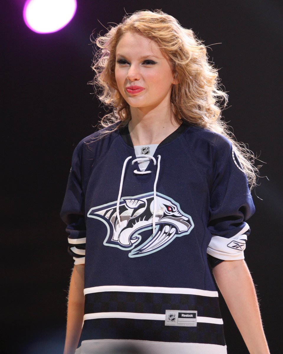 Such a nice color on you, <a href="/taylorswift13/">Taylor Swift</a> 💙