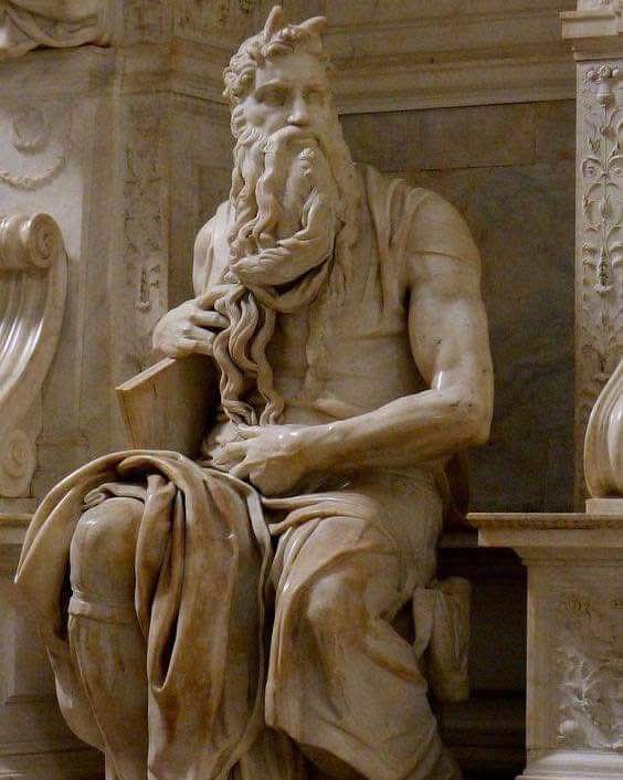 Tout le monde (ou presque) connaît le superbe Moïse de Michelangelo intégrée dans le Tombeau de Jules II dans la basilique Saint-Pierre-aux-Liens à Rome.
Saviez-vous que si la barbe est tirée vers la droite c’est qu’il n'y avait plus assez de matière pour sculpter la gauche ?