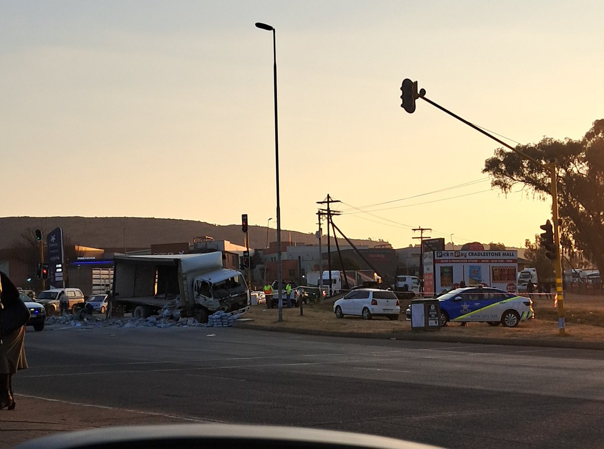 Lee_Snooks's tweet photo. @mosatekay @_naleli_ It's 17h30pm and the traffic is still a affected. They're still not done cleaning up the debris. 

Was stuck in this traffic around 15h00 and coming back to it again now.. https://t.co/iYwg1Ga127