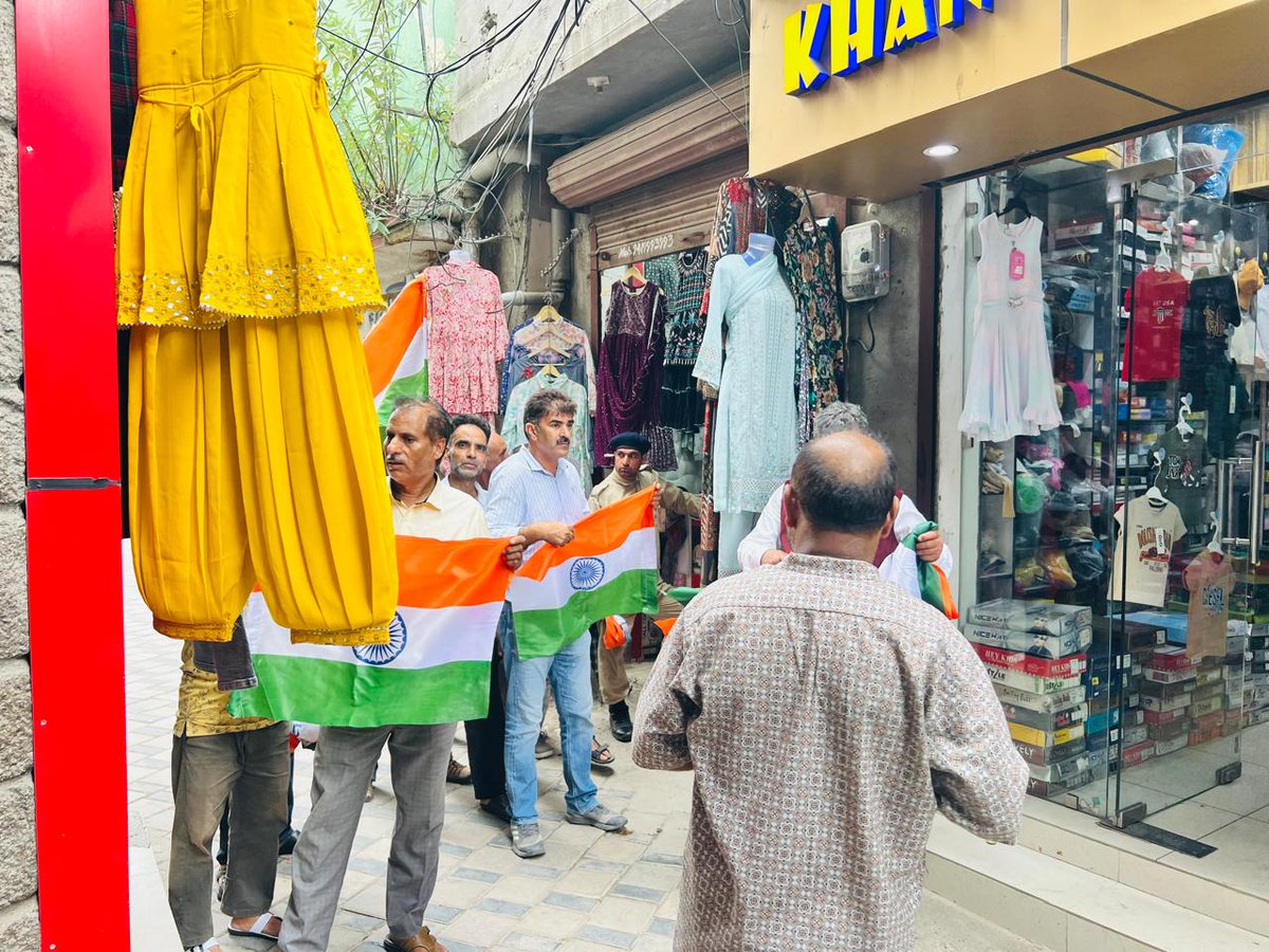 CouncilDoda's tweet photo. Under the #HarGharTiranga campaign, Executive Officer MC Doda, Yasir Hussain Wani, along with his team, is #distributing #nationalflags free of cost across Doda town to homes & shops, encouraging citizens to hoist the tricolour proudly.
#HarGharTiranga2025
@harvinder_ias
@diprjk https://t.co/8Q5Vmvf31p