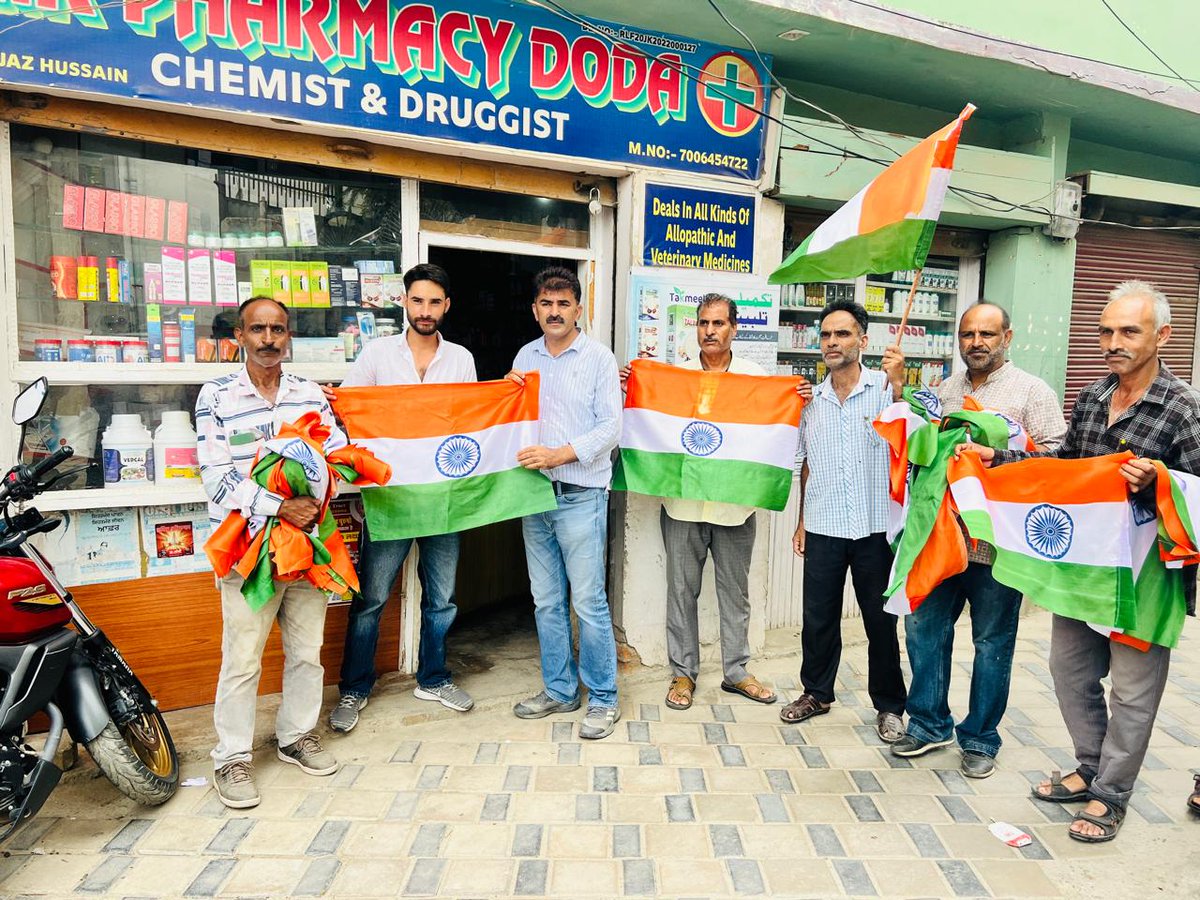 CouncilDoda's tweet photo. Under the #HarGharTiranga campaign, Executive Officer MC Doda, Yasir Hussain Wani, along with his team, is #distributing #nationalflags free of cost across Doda town to homes & shops, encouraging citizens to hoist the tricolour proudly.
#HarGharTiranga2025
@harvinder_ias
@diprjk https://t.co/8Q5Vmvf31p