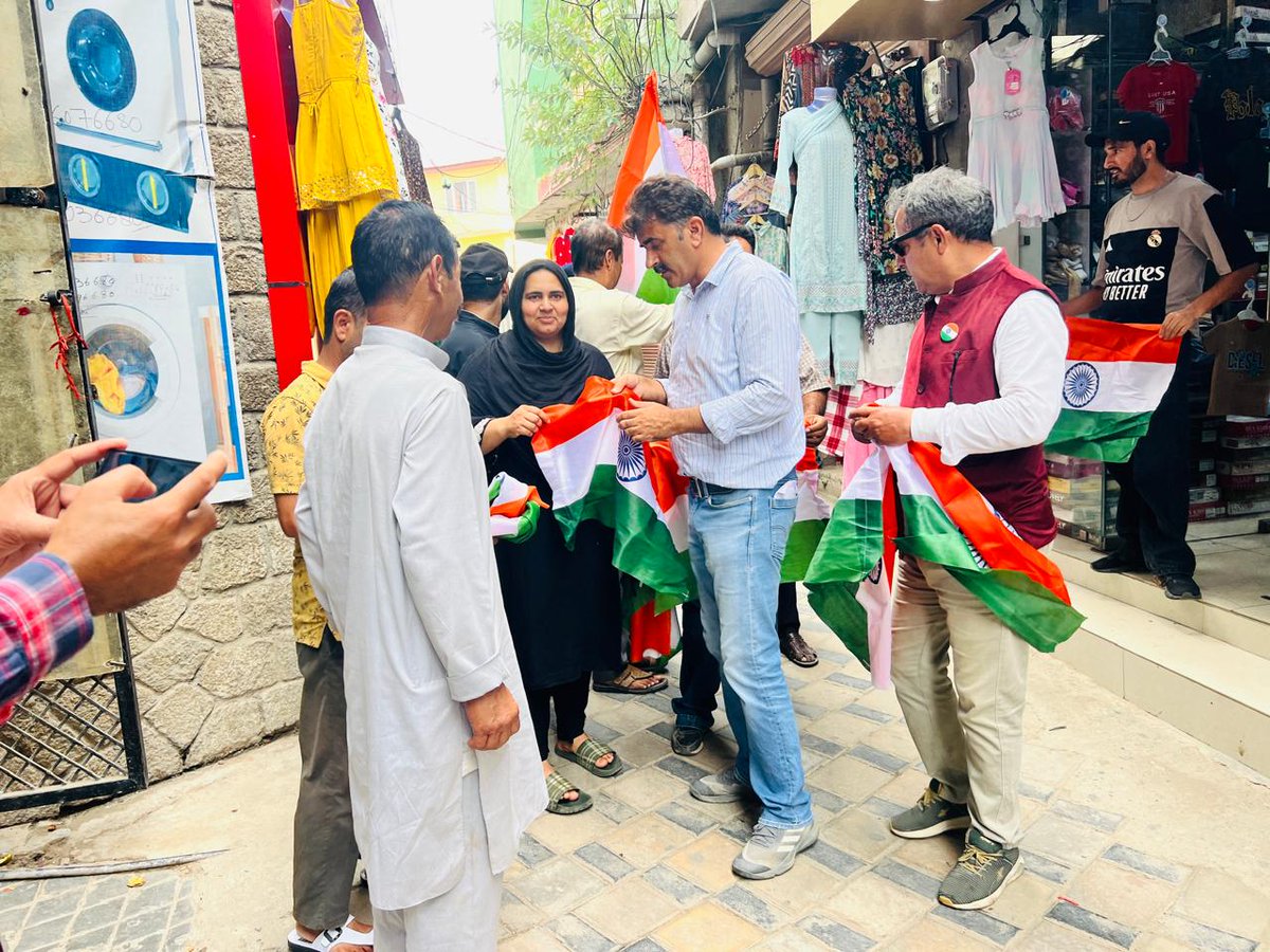 CouncilDoda's tweet photo. Under the #HarGharTiranga campaign, Executive Officer MC Doda, Yasir Hussain Wani, along with his team, is #distributing #nationalflags free of cost across Doda town to homes & shops, encouraging citizens to hoist the tricolour proudly.
#HarGharTiranga2025
@harvinder_ias
@diprjk https://t.co/8Q5Vmvf31p