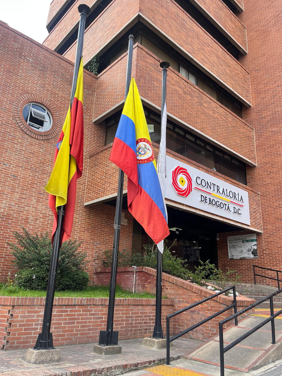 🇨🇴 En la Contraloría de Bogotá nos unimos al duelo de tres días en memoria del senador Miguel Uribe Turbay.

🙏 Rechazamos toda forma de violencia y hacemos un llamado para trabajar por una Colombia mejor.