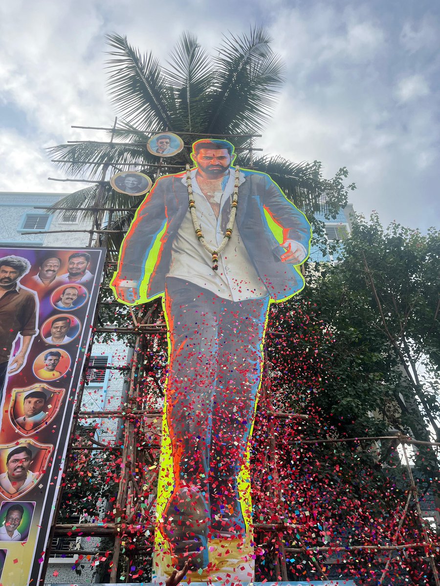 BnglrNTRfanclub's tweet photo. #War2 bookings on fire 💥🔥🔥💥

MAN OF MASSES @tarak9999 🙏🔥

#WAR2OnAug14th #WAR2europhia https://t.co/QmxJdW4Lyn