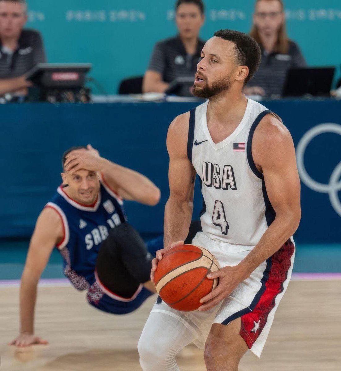 A todos se los cargo este señor!