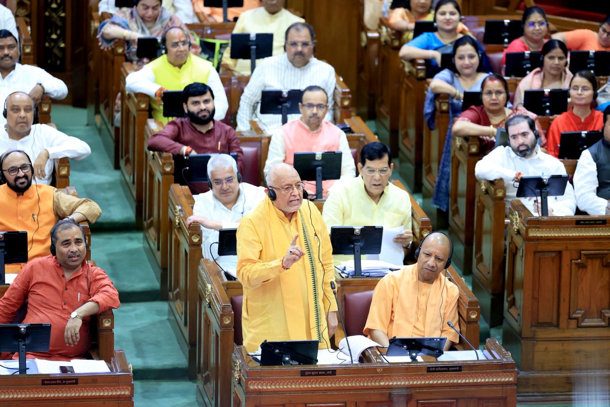 FMNewsUp's tweet image. लखनऊ: फतेहपुर घटना पर मंत्री सुरेश खन्ना का बयान, सपा हंगामे के बीच FIR दर्ज, सरकार पर राजनीतिक रंग देने का आरोप खारिज।#FatehpurIncident #MinisterSureshKhanna #SPProtest #FIRRegistered #PoliticalControversy #UttarPradeshPolitics