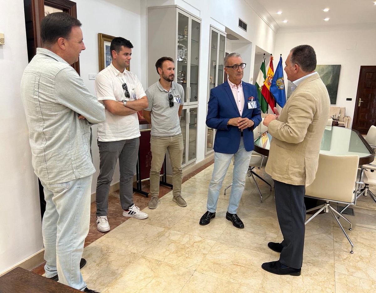 DipuHU's tweet photo. ¡¡Fructífero encuentro!! El presidente de la @DipuHU #Huelva, @toscanodavid recibe a Javier Martínez Manuel, presidente de la Asociación de la Prensa del Campo de Gibraltar (APCG), con motivo de la celebración en octubre del 41 Congreso de Periodistas del Estrecho. https://t.co/XcXkR7Nel7
