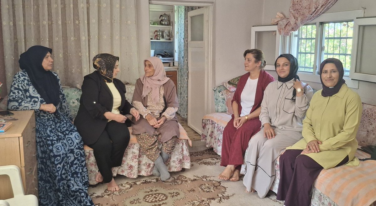 📍Kurttepe 
Bugün Leyla teyzemizi ziyaret ettik.
Biz ona  Cumhurbaşkanımızın selamlarını ilettik oda Cumhurbaşkanımıza bolca dua etti 
Güzel bir sohbetin ardından kendisini aramıza üye olarak kazandırdık.
Destekleriyle ve duasıyla bize güç kattığı için çok teşekkür ederiz