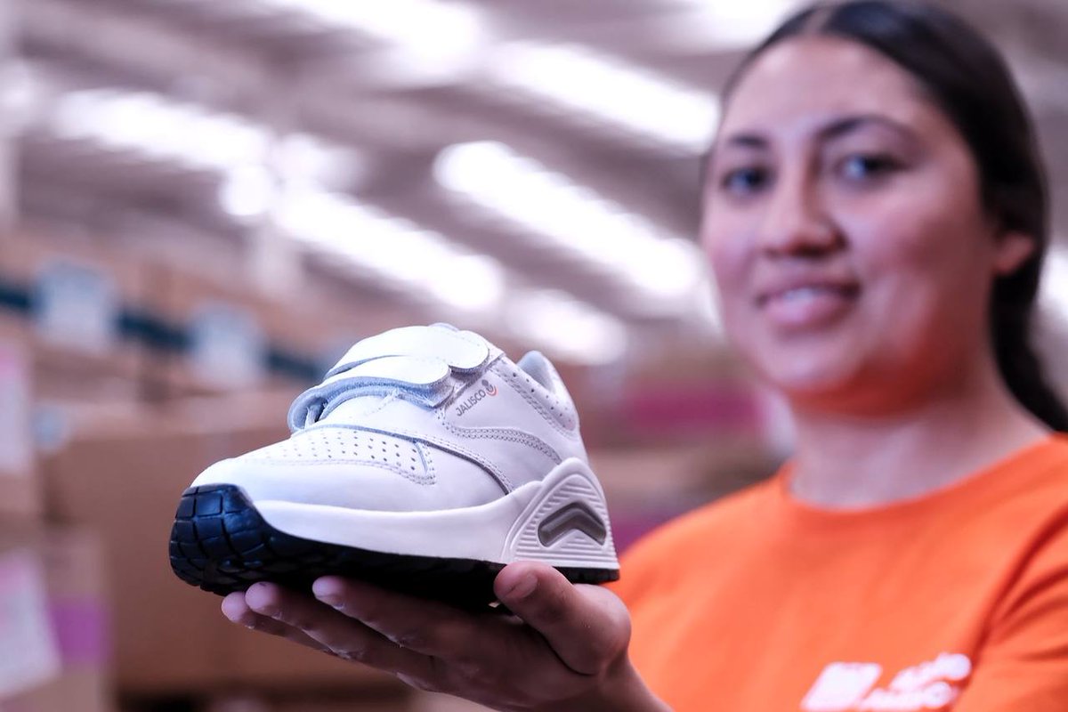 GobiernoJalisco's tweet photo. 🎒✏️👟 En Jalisco, la educación se vive con hechos. Por lo que seguimos preparando las mochilas, útiles escolares, uniformes y calzado deportivo que recibirán nuestras niñas y niños como parte del programa ¡Listo Jalisco!🙌 https://t.co/Deg5OaHcoN