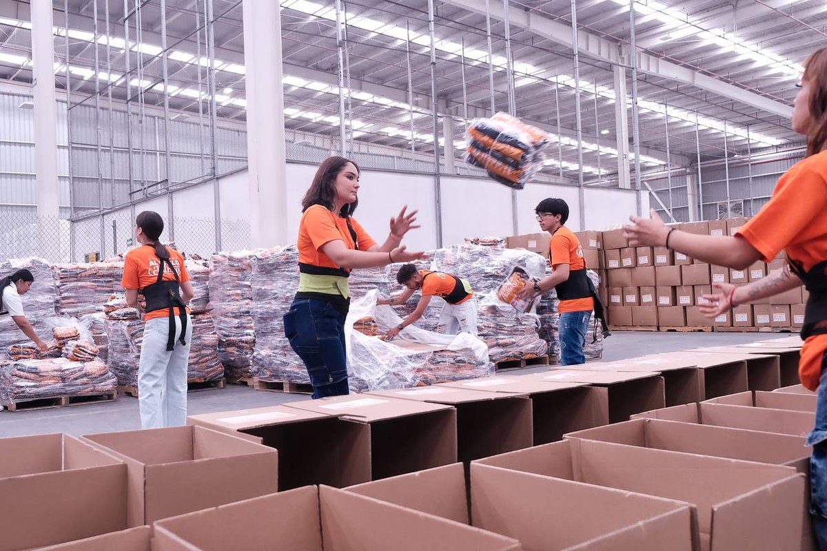 GobiernoJalisco's tweet photo. 🎒✏️👟 En Jalisco, la educación se vive con hechos. Por lo que seguimos preparando las mochilas, útiles escolares, uniformes y calzado deportivo que recibirán nuestras niñas y niños como parte del programa ¡Listo Jalisco!🙌 https://t.co/Deg5OaHcoN