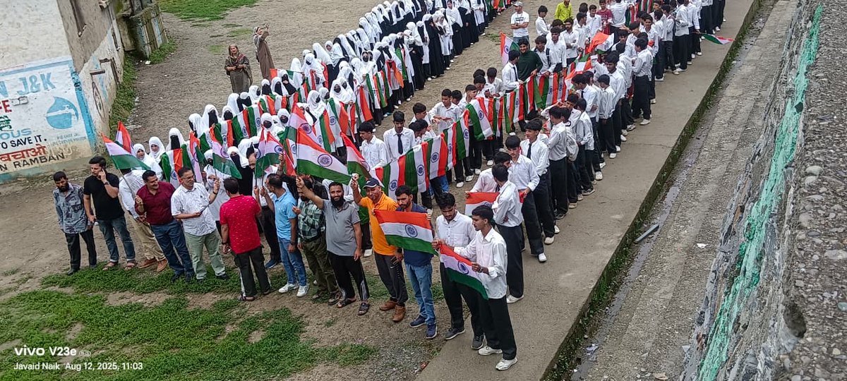 At Khari, a vibrant Tiranga Yatra 🇮🇳 was organised in Tehsil Khari under the #HarGharTiranga campaign, witnessing enthusiastic participation of over 400 students and locals. Led by Tehsildar Khari S. Harvir Singh, along with BDO Khari and Police Post In-charge Khari, the rally