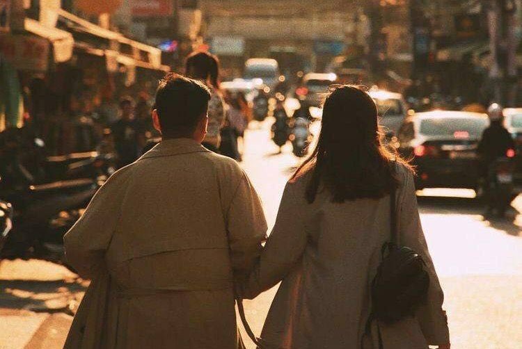 ذات سواد بكحل عينيك
أخبيء ليل سهادي
وترنيمة الروح تشدو
لذات أفتقادي
فيلوكني الدمع بالحسرات
ويوقد عطركِ المتروك
سعيري
فلآ أستكين
فتورق القافية بلون
جدائلكِ
سحراً يأرجح قلبي
بالشوقِ والنارِ