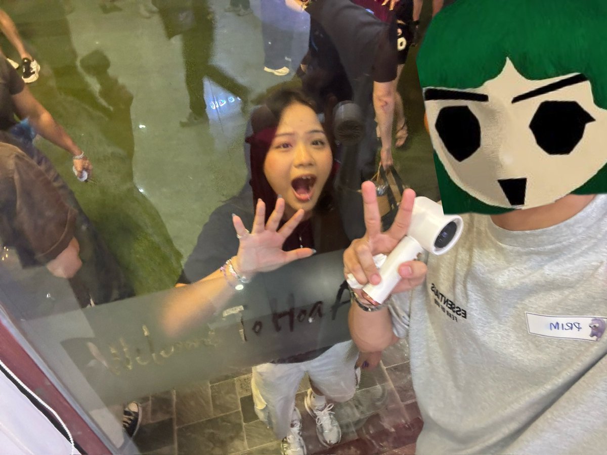 .<a href="/binniwaa/">binni 🫧</a> is too cute here to not post this photo 🥹