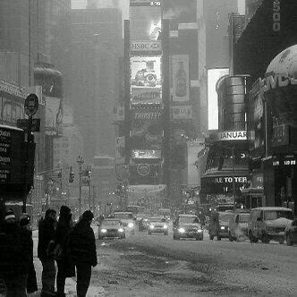 على وتر الشوق
بلحن طبول الضلع
ومفاتن المسافة مقاصل
إرمي بنبضكِ ولاقيني