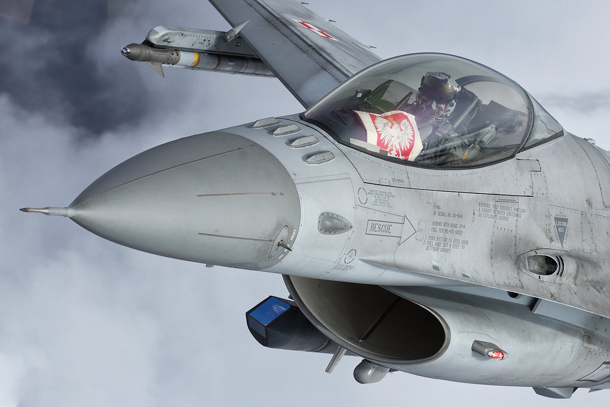 jurgen142785553's tweet photo. 13.08.2023 Umowa #FMS z🇺🇸USA na kompleksową modernizację Mid-Life Upgrade wszystkich 48🇵🇱samolotów F-16 C/D Block 52+ w tzw. pakiecie #Viper #MLU w @WZL2_SA w Bydgoszczy, gdzie prowadzona będzie część prac modernizacyjnych
📸 @BartekBera https://t.co/vm8VQ66EZY