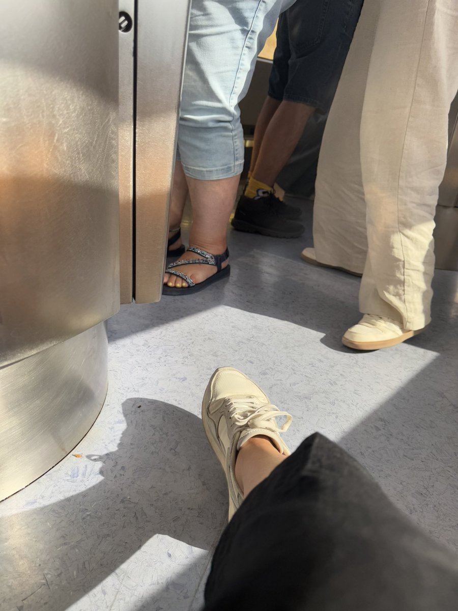 Dos horas sentada en la cafetería del AVE Sevilla-Madrid #renfe

Sin aire acondicionado en el coche… han reubicado a niños y mayores pero aquí estamos los demás 🤷🏻‍♀️ 
 
El titular es que el tren no se ha parado aún. Gracias Renfe.