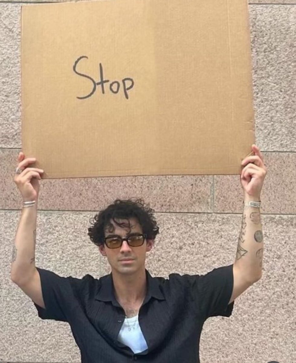 Lonelywarrior3's tweet photo. Después de los rumores que inventaron de Joe en internet tiene una buena relación con la mamá de sus hijas e hizo que Demi volviera a cantar con los Jonas Brothers. Joe Jonas nobel de la paz. https://t.co/sUIMB095d3