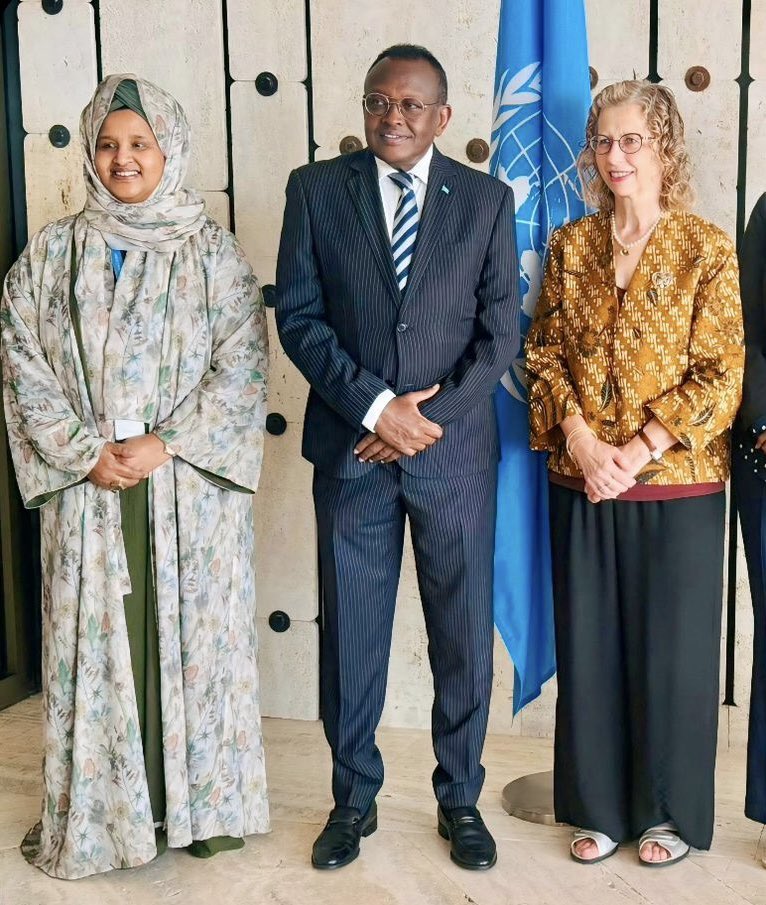 1/2
During #INC5 in Geneva, Minister of Environment and Climate Change H. E. Ltr Gen. <a href="/BashirMJ/">Lt. Gen. Bashir Mohamed Jama</a>, alongside Somali Ambassador to Switzerland <a href="/KhadraDuale/">Ambassador Khadra Dualeh</a>  and the Ministry delegation, met with <a href="/UNEP/">UN Environment Programme</a> Executive Director Inger Andersen to advance shared environmental priorities.