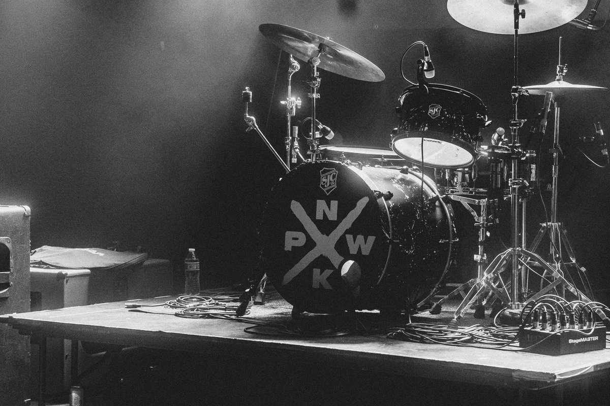 PNWK (@pnwkrecords) on Twitter photo PNWK x <a href="/SJCdrums/">SJC Custom Drums</a>
🫶
We’re going to be rocking this custom kit from SJC during the PNWK Showcase at the Rock & Roll Hall of Fame - Aug 24th
🎫: rockhall.com/event/pnwk-sho…
📸: <a href="/Bardic_Roots/">📸Murphy🏳️⚧️</a> PNWK x <a href="/SJCdrums/">SJC Custom Drums</a>
🫶
We’re going to be rocking this custom kit from SJC during the PNWK Showcase at the Rock & Roll Hall of Fame - Aug 24th
🎫: rockhall.com/event/pnwk-sho…
📸: <a href="/Bardic_Roots/">📸Murphy🏳️⚧️</a>