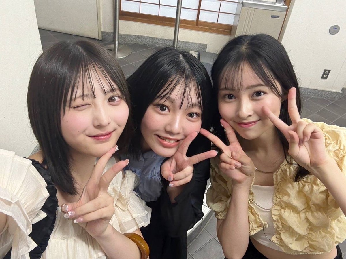 suzu_suzuhara's tweet photo. ちなつちゃんが主演を務める舞台「清らかな水のように〜私たちの1945〜」を観劇してきました◎
ちなつちゃんの演技を生で見るのは初めてだったけど、本当に圧倒されました、、！！🥺
そして携わっている方々のこの舞台への強い熱意を確かに感じ取りました。くすっと笑えたり、目を逸らしたくなるほど息苦しくなる場面もありましたが、見終わった後は、ぽかぽかと心があたたかくなって、今すぐ大切な人に会いたくなる。そんなお話でした。🍀
改めてちなつちゃんお疲れ様っ！！！

まりんちゃんにも久しぶりに会えて嬉しかったの～～🫶🏻🫶🏻3人でお写真📸
#清らかな水のように