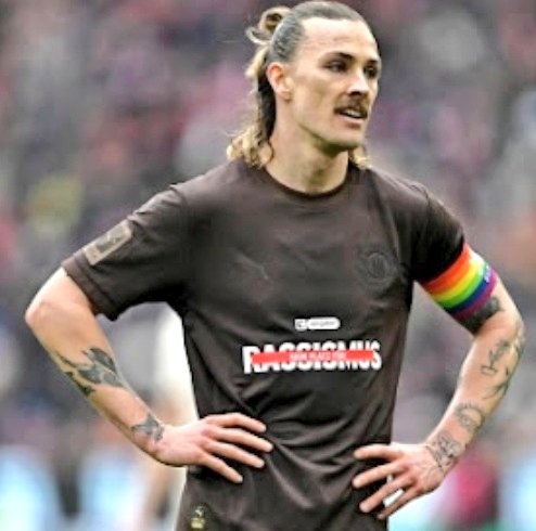 [Français] Soutenir le peuple palestinien à St. Pauli: le chemin de croix de Jackson Irvine futbolrebelde.blogspot.com/2025/07/souten…