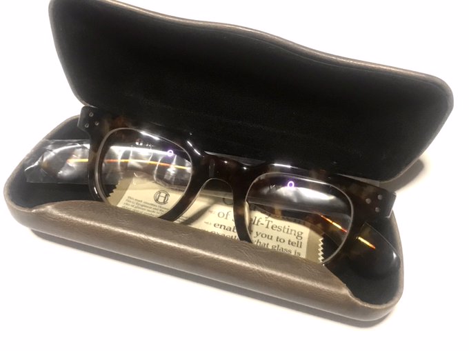 gff…良いフレームが手に入ったんで兄が働いてるメガネ屋で度付きの調光レンズ入れて貰ったゾ バイク用に一本欲しかったんじゃ… 