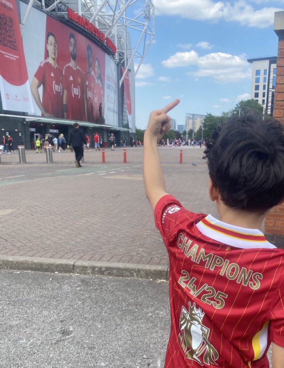 oriel_ozil's tweet photo. No Liverpool fan will pass this without giving a heart ❤️ 👀 
@LFC #LFC https://t.co/Wnykv2flyR