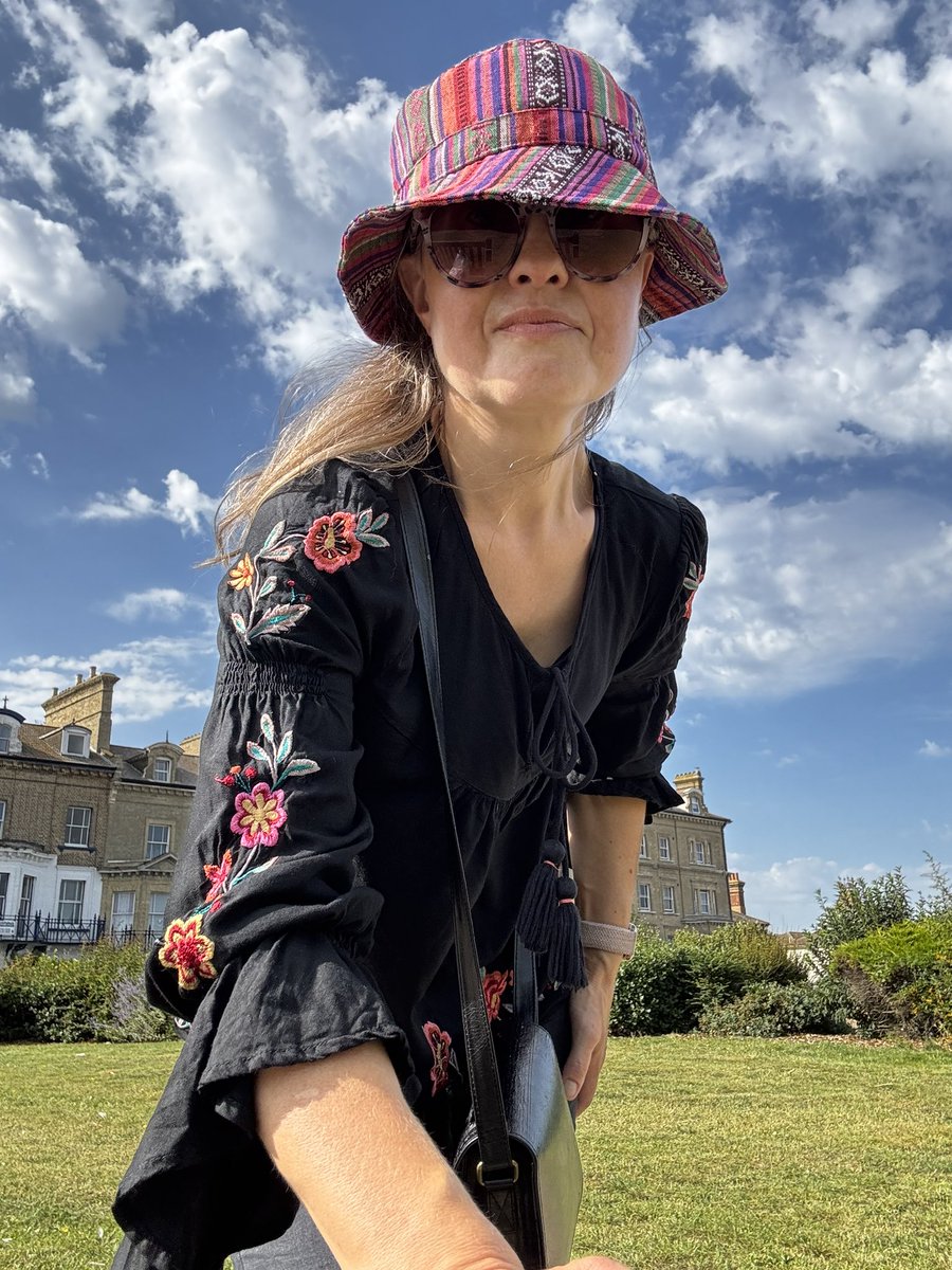 Spot the most inappropriately dressed person on Lowestoft seafront this afternoon🙃 Just had a meeting with a bereaved family and, as is often the case, I dressed completely in black. I won’t lie - I’m boiling as I walk home on this shade-forsaken seafront🥵